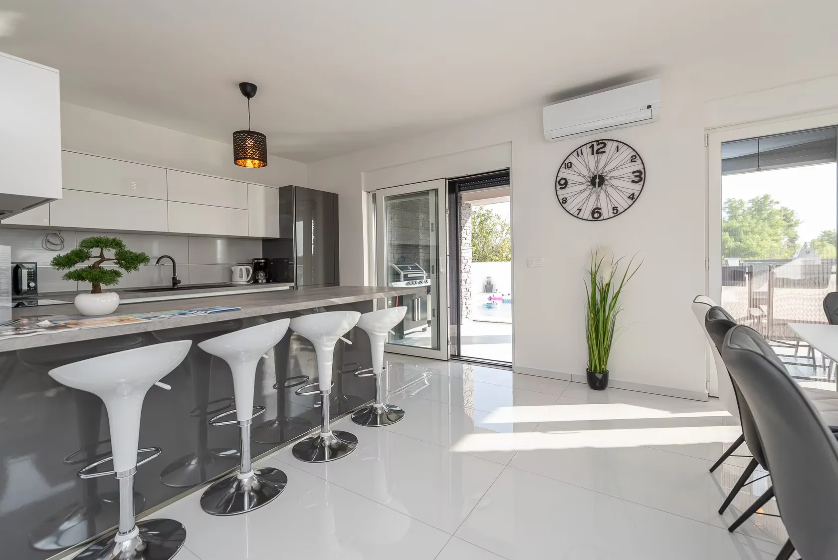 Bright kitchen with breakfast bar